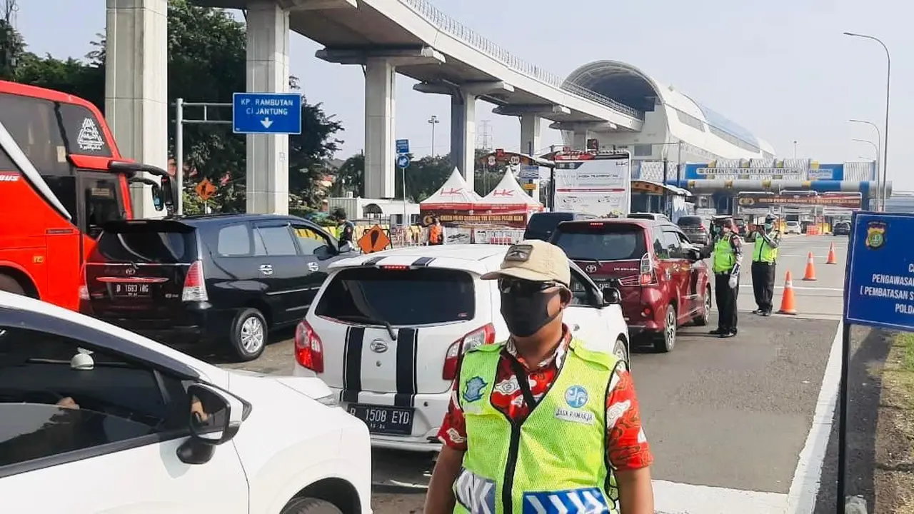 Jumlah kendaraan yang melanggar aturan Pembatasan Sosial Berskala Besar (PSBB) di Tol Jakarta Outer Ring Road seksi S (JORR-S) selama dua pekan terakhir telah berkurang. (Dok Hutama Karya)