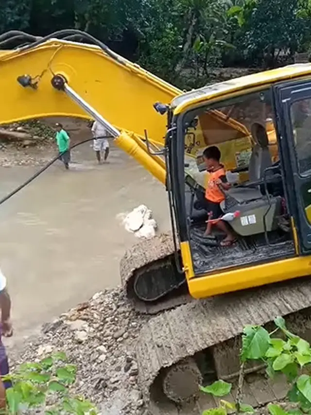 Viral Aksi Bocah 5 Tahun Operasikan Ekskavator, Bantu Warga Pindahkan Puing Banjir