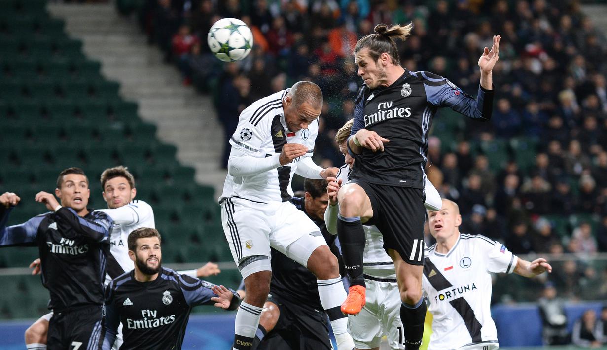 Duel udara pemain Madrid, Gareth Bale (2kanan) dan pemain Legia Warsawa, Vadis Odjidja pada laga grup F Liga Champions di Stadion Polish Army, Warsawa, Polandia (2/11/2016). (AFP/Janek Skarzynski)