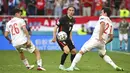 Pemain Kroasia Luka Modric (tengah) berebut bola dengan pemain Spanyol Pedri (kiri) dan Mikel Oyarzabal pada pertandingan babak 16 besar Euro 2020 di Stadion Parken, Kopenhagen, Denmark, Senin (28/6/2021). Spanyol mengalahkan Kroasia 5-3. (AP Photo/Jonathan Nackstrand, Pool)