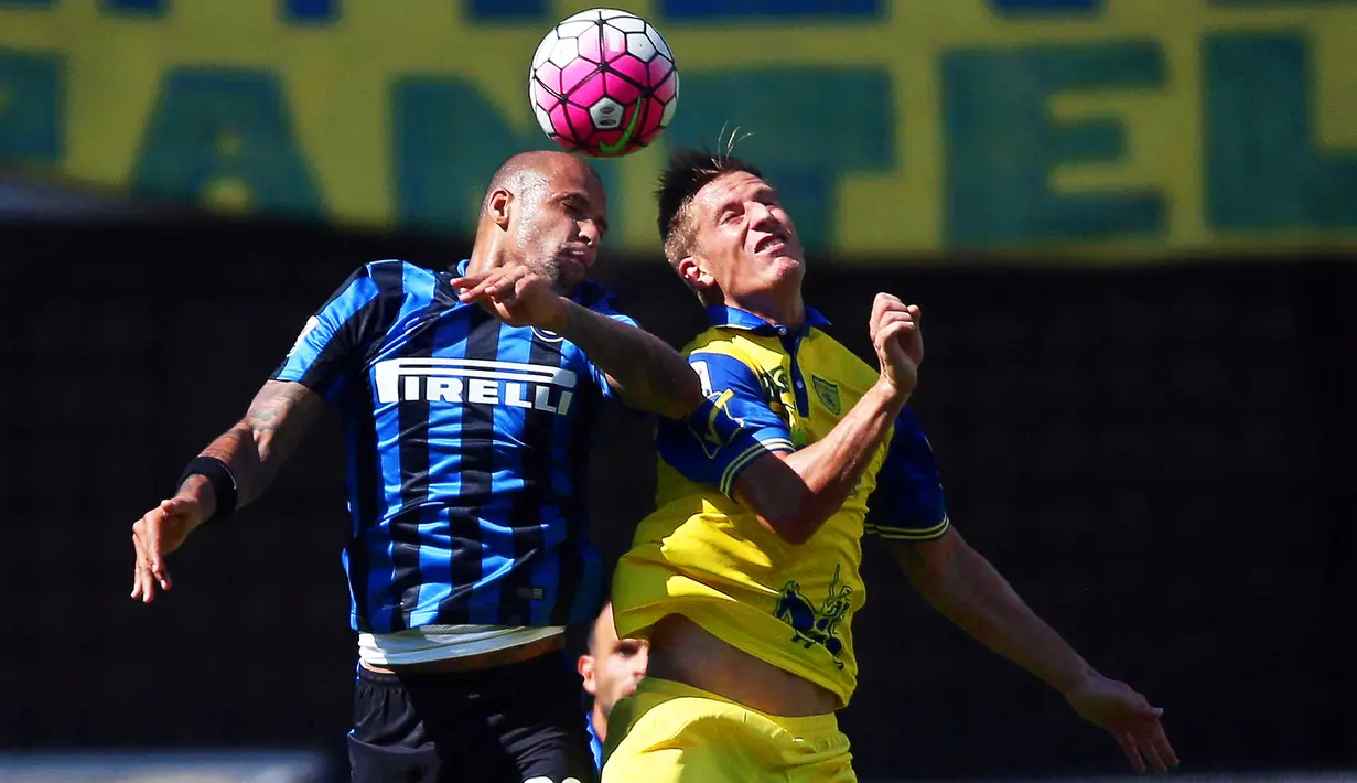 Duel antara pemain Inter, Felipe Melo, dan pemain Chievo, Valter Birsa, dalam lanjutan Serie A Italia di Stadion Marc Antonio Bentegodi, Verona, Minggu (20/9/2015). (EPA/Filippo Venezia)