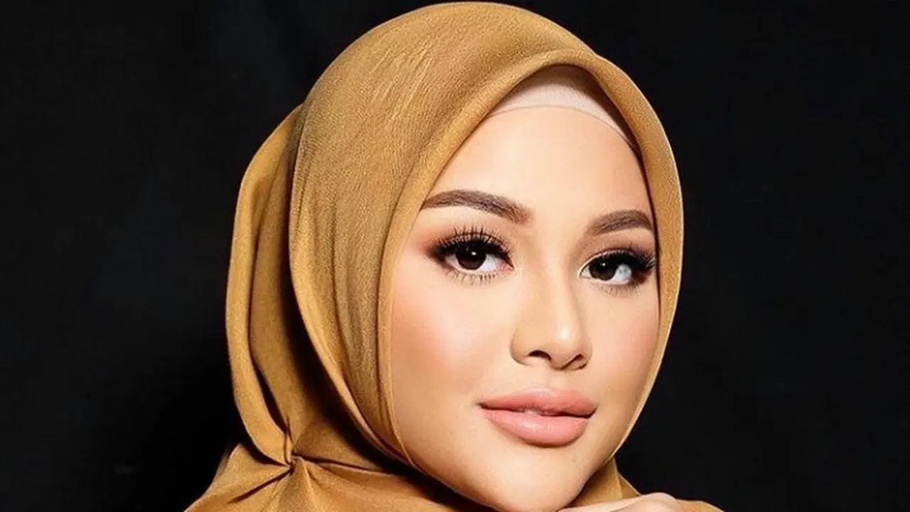 7 Gaya Hijab Segi Empat Trend Terbaru ala Seleb Tanah Air, Aurel-Lesti Kejora