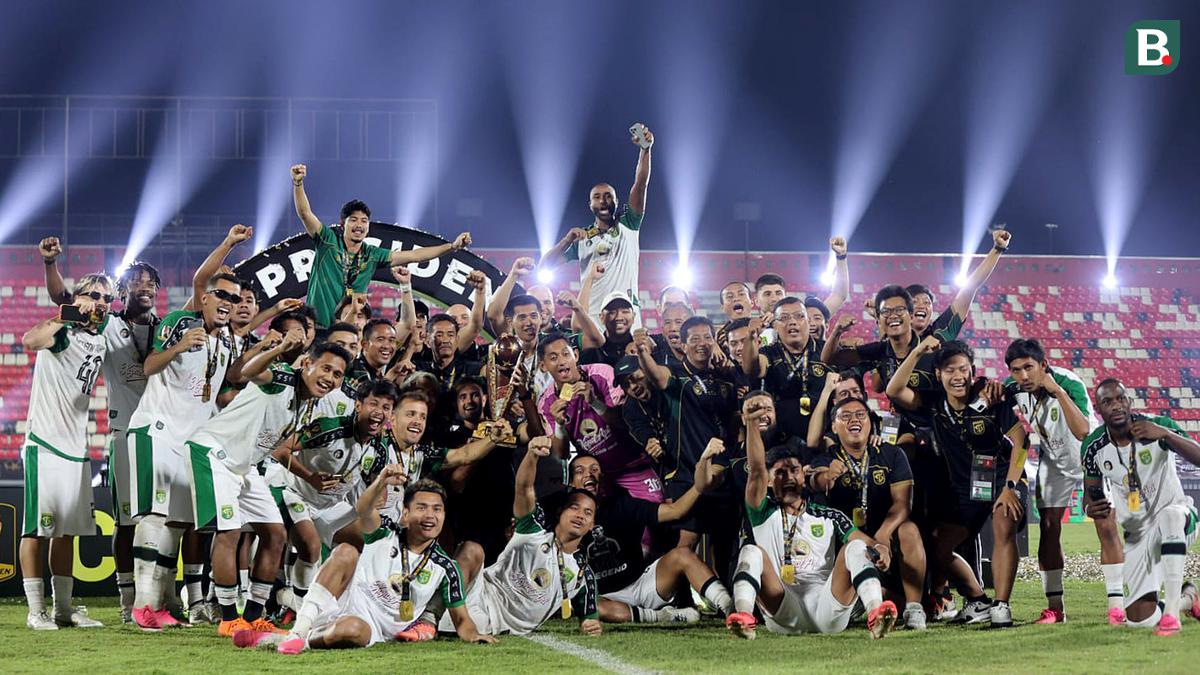 Foto: Final Dramatis! Persebaya Angkat Trofi Piala Presiden 2026 Usai Kalahkan Persib Lewat Adu Penalti