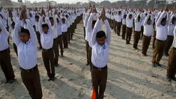 Ribuan orang yang tergabung dalam sukarelawan nasionalis Hindu Rashtriya Swayamsevak Sangh (RSS) melakukan yoga massal di Gauhati, India (21/1). Yoga massal ini diikuti lebaih dari tiga puluh ribu sukarelawan. (AP Photo / Anupam Nath)