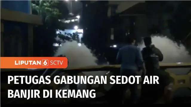 Hingga dini hari tadi, petugas gabungan terus menyedot banjir yang merendam Jalan Raya Kemang, Jakarta Selatan. Banjir di wilayah itu membuat sejumlah pekerja terjebak sejak sore hingga dini hari.