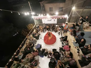Penari darwis wanita, Afnan Shaher, berputar-putar saat disambut oleh para penggemarnya dalam pertunjukan keagamaan untuk menandai bulan suci Ramadan di Kairo, Mesir, Jumat 27 Februari 2026. Tari Darwis (atau Whirling Dervishes) merupakan tarian spiritual sufi asal Persia yang terkenal dengan gerakan berputar berulang kali searah jarum jam sebagai bentuk meditasi yang mengungkapkan cinta kepada Allah SWT dan sesama. (AP Photo/Amr Nabil)