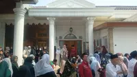 Santri hingga Pejabat Iringi KH Fudholi ke Tempat Peristirahatan Terakhir