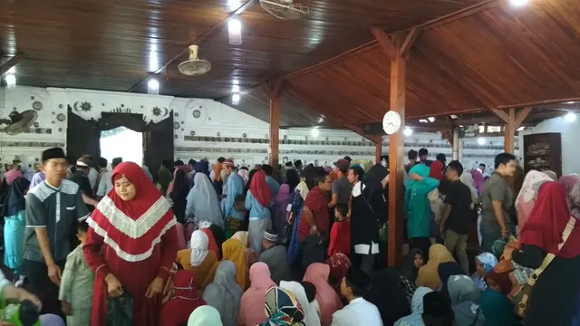 Saat Peziarah Berburu Air Gerebeg Syawal Komplek Makam Sunan Gunung Jati Cirebon
