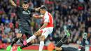 Usaha Alexis Sanchez menembus pertahanan Liverpool berulang kali gagal. (EPA/Gerry Penny)