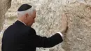 Wakil Presiden AS Mike Pence berdoa saat mengunjungi Tembok Barat Yerusalem (23/1). Sebelumnya  pada bulan Mei 2017, Presiden AS Donald Trump telah mengunjungi Tembok Barat Yerusalem. (AFP Photo/Thomas Coex)