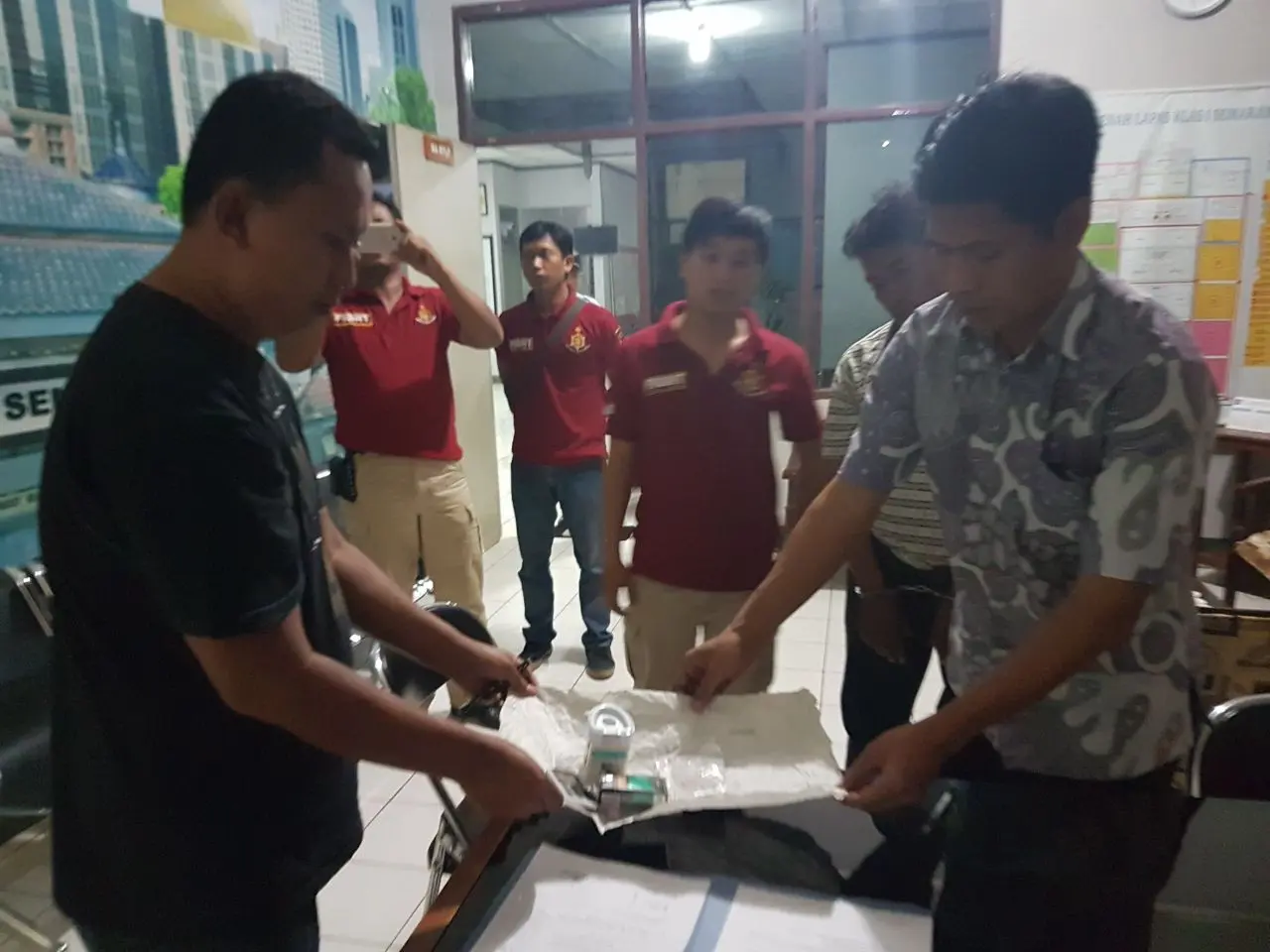 Petugas LP dan polisi memeriksa temuan yang dilempar orang tak dikenal di depan LP Kedungpane. (foto : Liputan6.com / edhie prayitno ige)