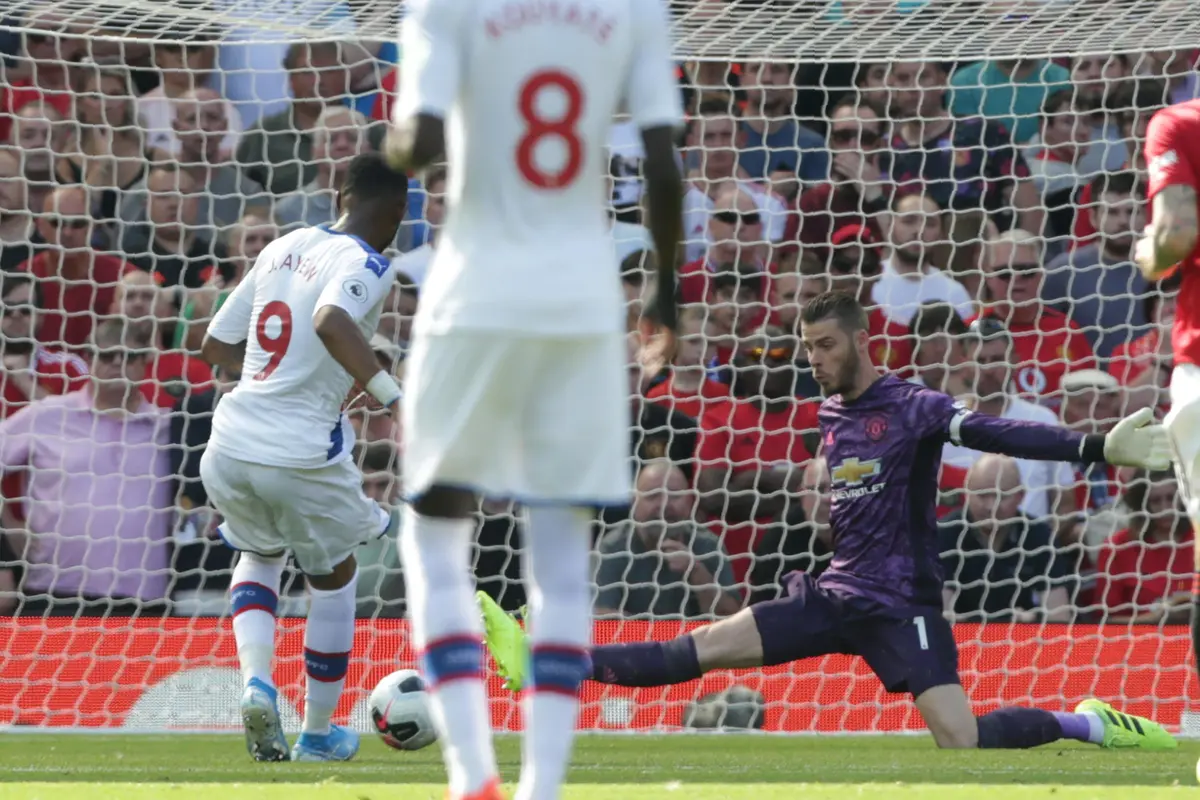 Striker Crystal Palace, Jordan Ayew kala menaklukkan kiper Manchester United, David de Gea