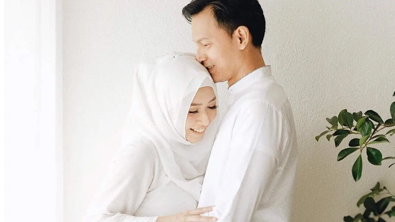 Menikah Tanpa Pacaran, Ini 6 Momen Manis Fedi Nuril dan Istri