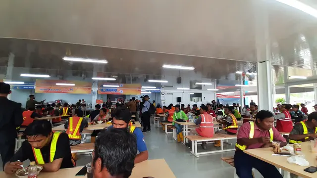 Momen saat Presiden Joko Widodo (Jokowi) makan siang bersama dengan para pekerja Konstruksi Ibu Kota Nusantara (IKN) di Kabupaten Penajam Paser Utara, Kalimantan Timur, Kamis (23/2/2023).