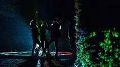 Siluet Sejumlah pengunjung saat berada di dekat seni instalasi cahaya "Painting the Night" karya seniman Austria Victoria Coeln saat hujan turun di taman Heruerhae Gaerten di Hanover, Jerman utara, (4/5). (AFP Photo/dpa/Silas Stein/Jerman Out)
