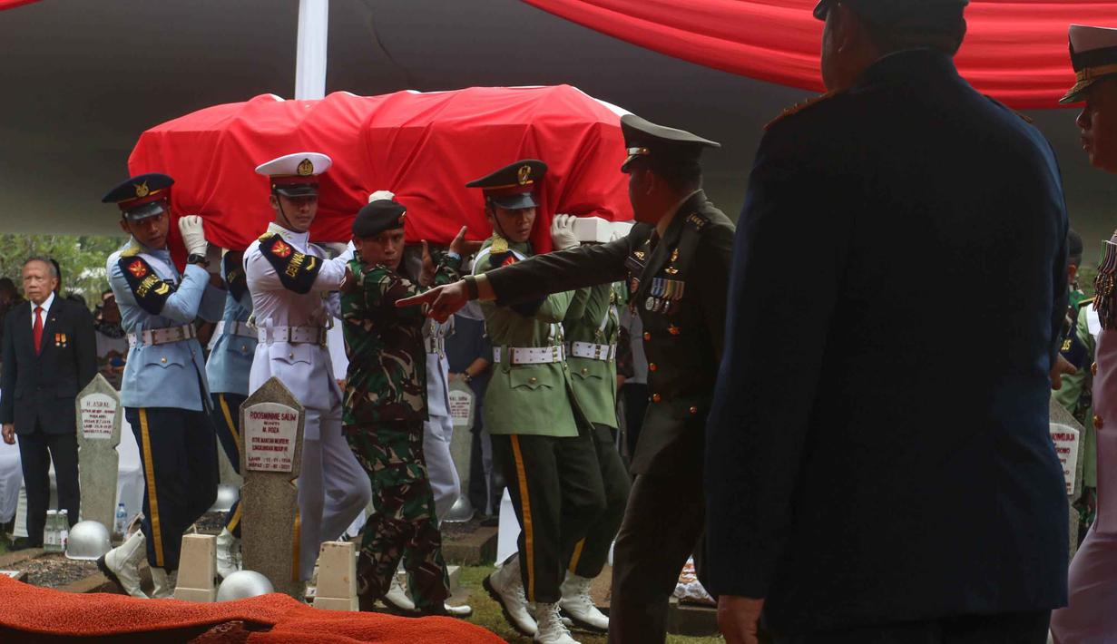 Sebagai bentuk penghargaan negara atas jasa dan pengabdian beliau selama menjabat sebagai menteri di berbagai kabinet, prosesi pemakaman Juwono Sudarsono dilakukan dengan tata cara militer lengkap. Tampak dalam foto, suasana prosesi pemakaman mantan Menteri Pertahanan, Juwono Sudarsono, di Taman Makam Pahlawan Nasional (TMPN), Kalibata, Jakarta, Minggu (29/3/2026). (merdeka.com/Arie Basuki)