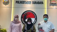 Perempuan pedagang nasi di wilayah Sidoyoso Kali Utara Surabaya ditangkap polisi  karena mengedarkan sabu-sabu. (Dian Kurniawan/Liputan6.com)