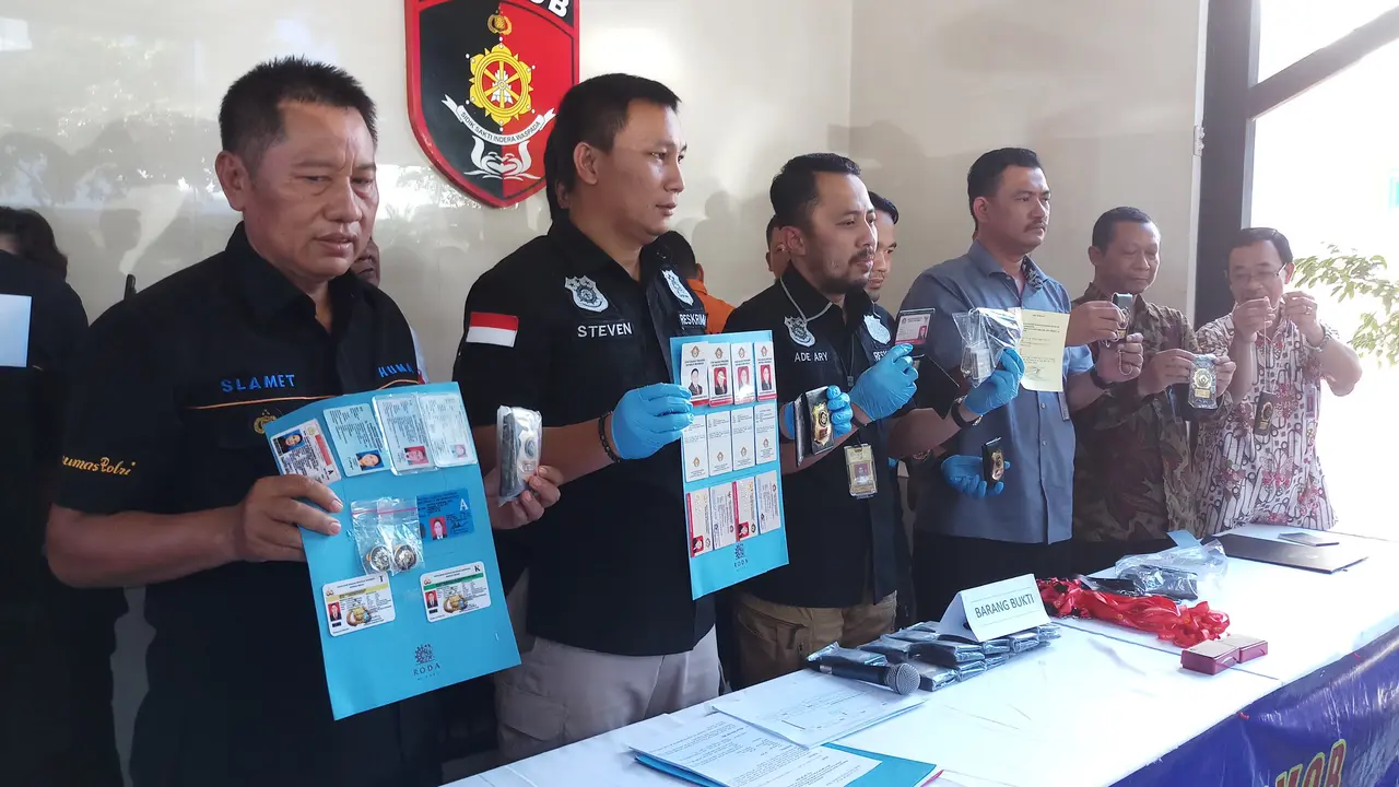 Direktorat Reserse Kriminal Umum Polda Metrojaya membongkar kasus penipuan staf khusus presiden gadungan. (Liputan6.com/Ady Anugrahadi)