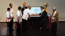 Presdium MER-C, Faried Talib bersalaman dengan Menteri Kesehatan Palestina, Jawad Awed saat penyerahan simbolis RS Indonesia di Gaza, Jakarta, Sabtu (9/1/2016). RS Indonesia adalah bentuk kepedulian Indonesia kepada Palestina. (Liputan6.com/Helmi Afandi)