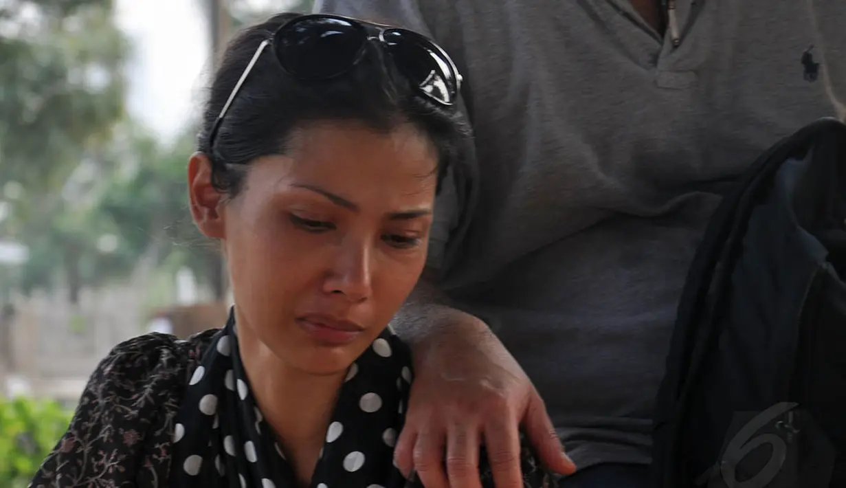 Duka mendalam terlihat saat Nadia Mulya  mengiringi jenazah Benny untuk dimakamkan di TPU Karet Bivak, Jakarta, (8/9/14). (Liputan6.com/Miftahul Hayat) 