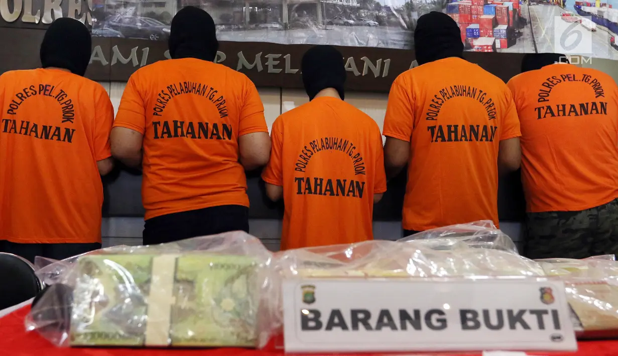 Tersangka kasus uang asing palsu saat dihadirkan dalam rilis di Polres Tanjung Priok, Jakarta, Kamis (11/7/2019). Polisi terus melakukan pendalaman terkait kasus pengedaran uang asing palsu ini. (Liputan6.com/JohanTallo)