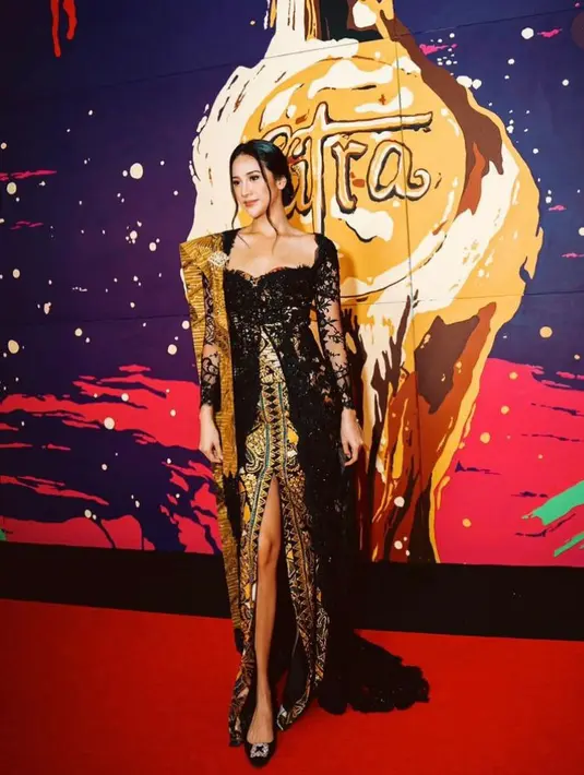 Anya Geraldine tampil anggun pakai kebaya brokat berkerah heart shaped penuh payet dan rok batik. [@anyageraldine].