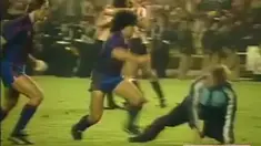 Legenda sepak bola dunia Diego Maradona pernah memperkuat Barcelona pada tahun 1982-1984. Saat memperkuat Blaugrana, Maradona pernah tawuran di lapangan saat melawan Athletic Bilbao.
