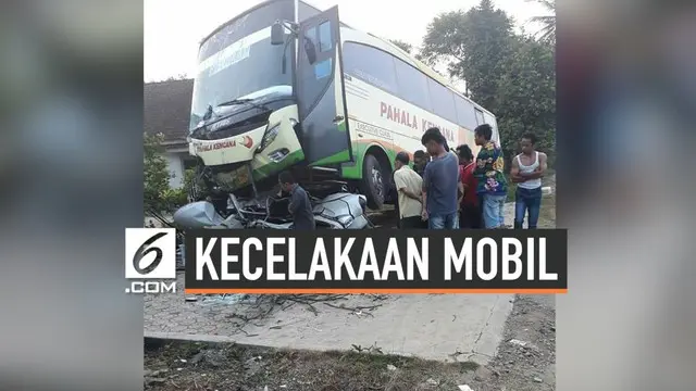 Kecelakaan lalu lintas terjadi di Bukit Kemuning, Lampung pada Seni (29/7).