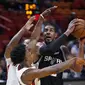 Pemain San Antonio Spurs, LaMarcus Aldridge (kanan) mencoba melewati adangan pemain Miami Heat pada laga NBA basketball game di Miami, (25/10/2017). Spurs kalahkan Heat 117-100.  (AP/Wilfredo Lee)