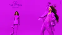 Melihat gaya busana Zendaya yang fearles dengan outfit monokrom pink (Valentino)