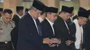 Di samping SBY, tampak wapres Boediono yang juga kusyuk melakukan Salat Ied (Liputan6.com/Johan Tallo)