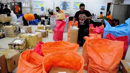 Petugas di Kantor Pos Pasar Baru memilah paket pos sesuai daerah tujuan yang akan dikirim, Jakarta, Selasa (1/7/14). (Liputan6.com/Faizal Fanani)