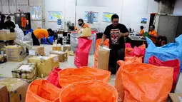 Petugas di Kantor Pos Pasar Baru memilah paket pos sesuai daerah tujuan yang akan dikirim, Jakarta, Selasa (1/7/14). (Liputan6.com/Faizal Fanani)