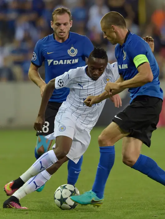 Penyerang Leicester City, Ahmed Musa berusaha melewati pemain Club Brugge ini Timmy Simons pada Liga Champions di Satdion Jan Breydel, Belgia, (15/9). Leicester menang atas Club Brugge dengan skor 3-0.  (Reuters/Eric Vidal)