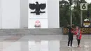 Warga berswafoto di area tugu di Taman Makam Pahlawan (TMP) Kalibata, Jakarta, Rabu (10/11/2021). Hari ini banyak yang berziarah ke TMP Kalibata untuk mengingat jasa para pahlawan dan sebagai upaya memperingati Hari Pahlawan yang diperingati setiap tanggal 10 November. (Liputan6.com/Herman Zakharia)