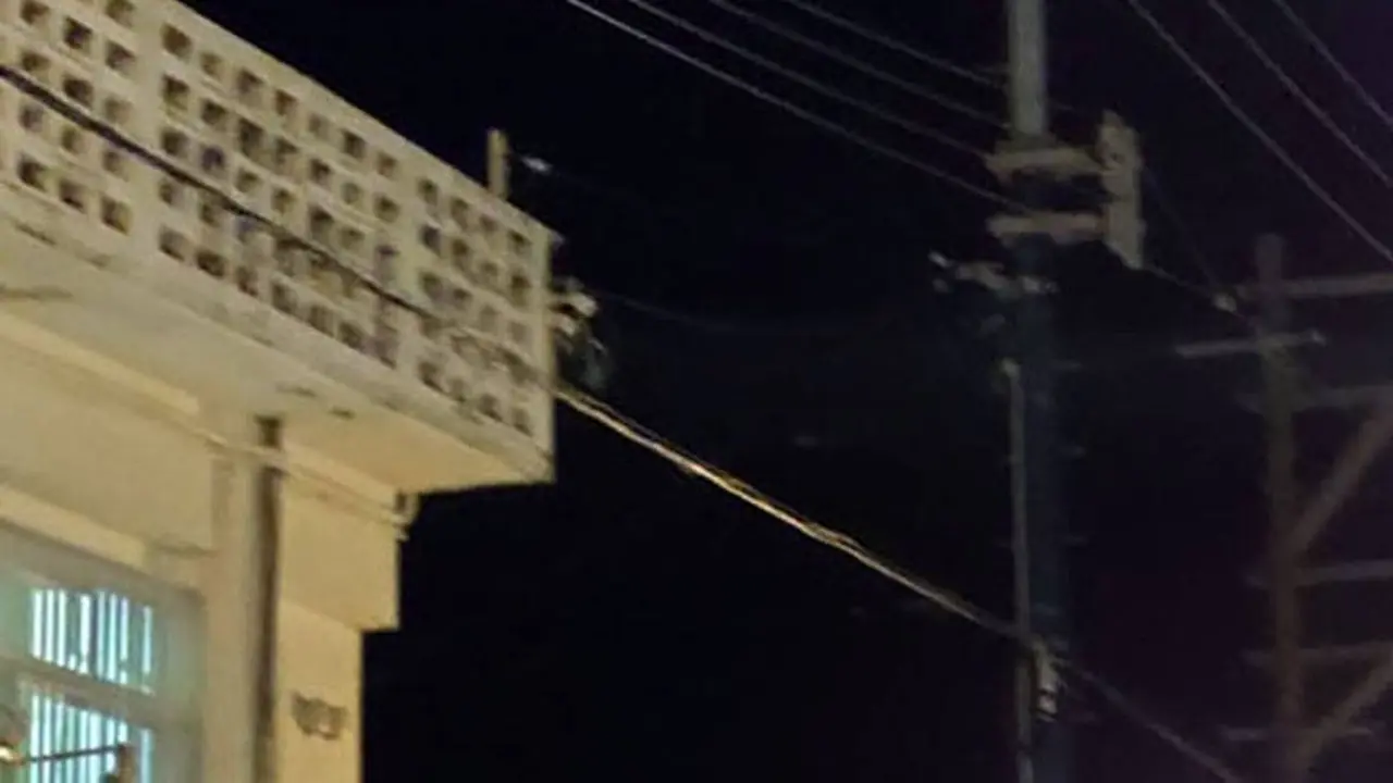 Foto yang diambil oleh seorang saksi menunjukkan bola api misterius bergerak melintasi langit malam di Kadena, Prefektur Okinawa pada Rabu malam.