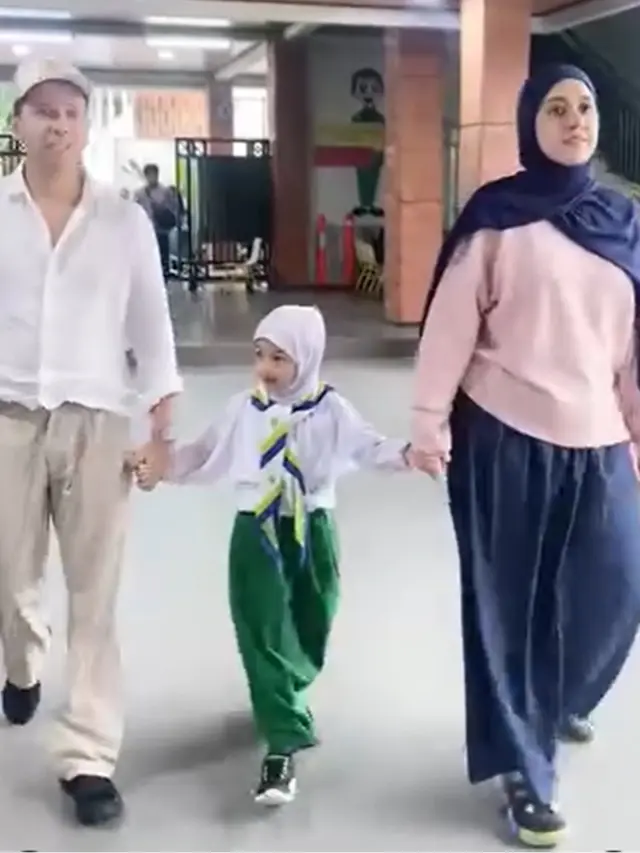 7 Potret Artis Antar Anak di Hari Pertama Sekolah, Bangga Penuh Keceriaan