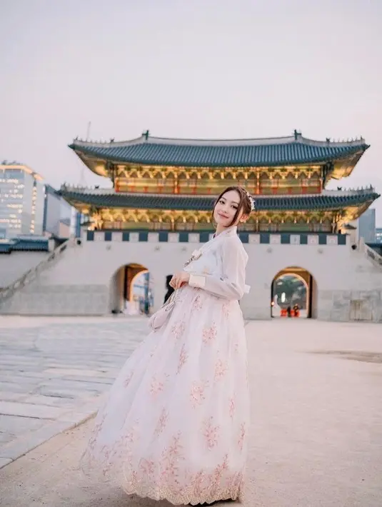 Di sana, ia juga sempat melakoni photoshoot memakai hanbok berwarna putih dan pink. Penampilannya yang begitu cantik dan anggun mengenakan busana tradisional Korea itu pun menuai pujian netizen hingga disebut bak warga lokal. (Instagram/natashawilona12).