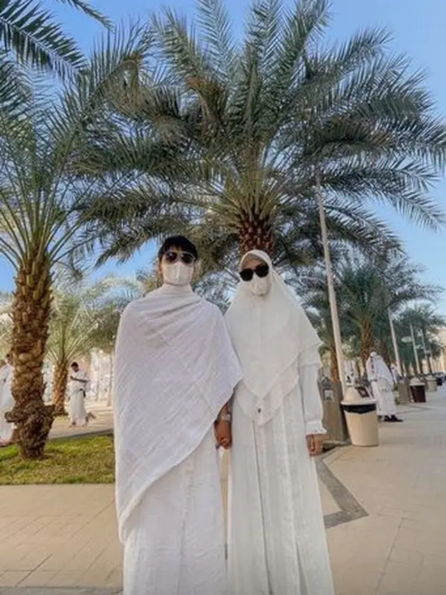 6 Potret Alvin Faiz dan Istri Ibadah Umrah, Penampilan Henny Pakai Cadar Curi Perhatian
