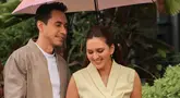 Meski belum pernah main film bareng, Darius dan Donna sudah sering dipasangkan di berbagai iklan. Kali ini, mereka menjadi bintang iklan produk keluarga dengan konsep yang hangat dan manis. Dalam suasana hujan, keduanya tampil mesra di bawah satu payung merah muda. Liputan6.com/IG/@darius_sinathrya)