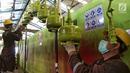 Pekerja mereproduksi tabung gas elpiji 3 kg di Depot LPG Tanjung Priok, Jakarta, Selasa (29/1). Pemerintah dan Badan Anggaran DPR menyepakati kenaikan anggaran subsidi energi di 2019 dari Rp 156,6 triliun menjadi Rp 160 triliun. (Liputan6.com/Johan Tallo)