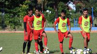 Pemain Persis Solo dalam sesi latihan di lapangan AURI, Colomadu, Karanganyar, Senin (15/4/2019). (Bola.com/Vincentius Atmaja)