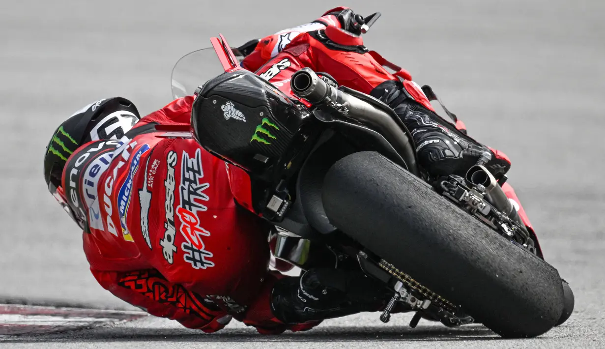 Pebalap Ducati Lenovo, Francesco Bagnaia memacu motornya saat sesi tes pramusim MotoGP 2023 yang berlangsung di Sirkuit Sepang, Malaysia, Sabtu (10/02/2023). Seperti sebelumnya, hanya ada lima tes pramusim resmi yang diizinkan, yaitu di Malaysia (10-12 Februari) dan Portugal (11-12 Maret).(AFP/Mohd Rasfan)