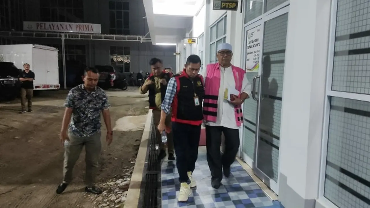 Jaksa menggiring tersangka korupsi Baznas Kota Dumai untuk dibawa ke Rutan Kota Dumai.