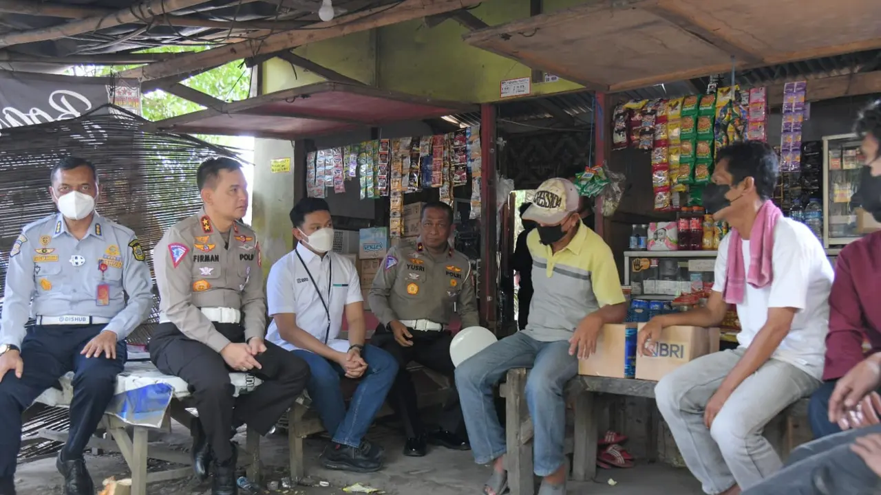 Kepala Korps Lalu Lintas (Kakorlantas) Polri Irjen Pol Firman Shantyabudi melanjutkan kegiatan bakti sosial dengan membagikan 1.000 paket sembako kepada pengemudi di Kabupaten Bogor. (Istimewa)