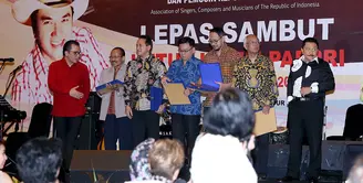 Persatuan Artis Penyanyi, Pencipta Lagu, dan Pemusik Republik Indonesia (PAPPRI) baru saja memilih Ketua baru. Tantowi Yahya menyerahkan pada AM Hendropriyono meneruskan tugasnya sebagai Ketua PAPPRI. (Nurwahyunan/Bintang.com)