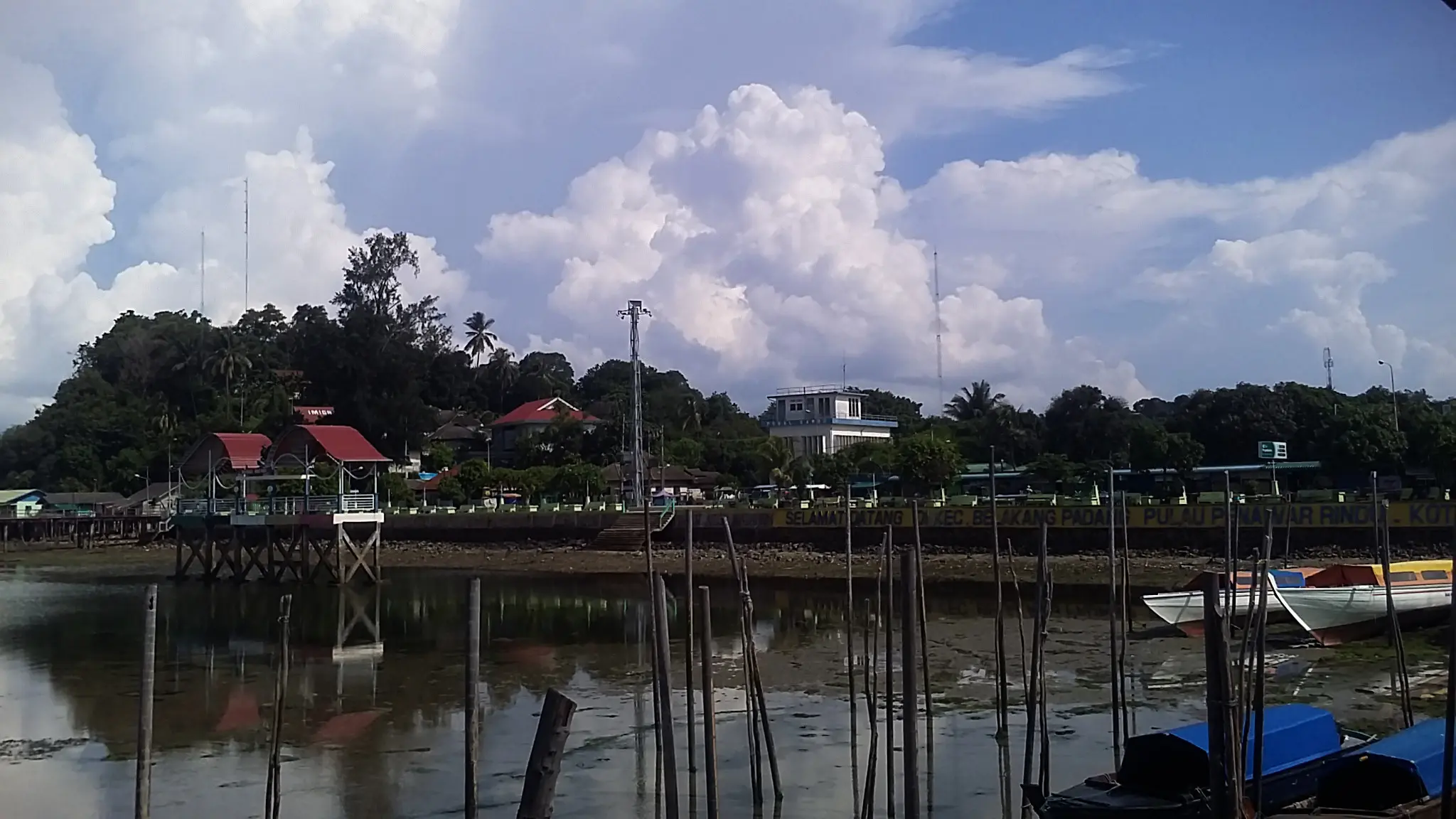 Atraksi kesenian bela diri debus memukau warga di Pulau Belakangpadang atau Pulau Penawar Rindu, Batam, Kepulauan Riau (Kepri). (Liputan6.com/Ajang Nurdin)