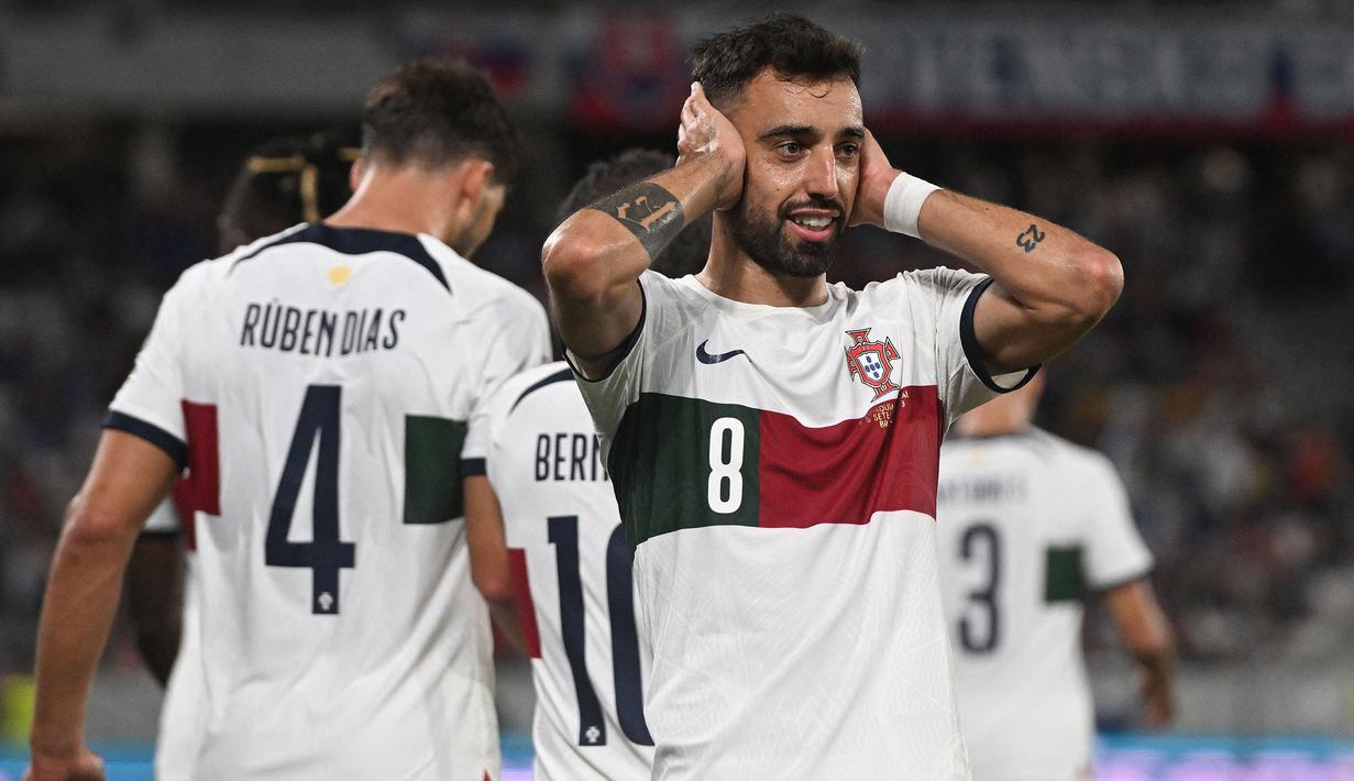 Selebrasi gelandang Timnas Portugal, Bruno Fernandes setelah menjebol gawang Slovakia pada laga Grup J kualifikasi Euro 2024 di National Football Stadium, Bratislava, Slovakia, Sabtu (9/9/2023) dini hari WIB. (AFP/Vladimir Simicek)