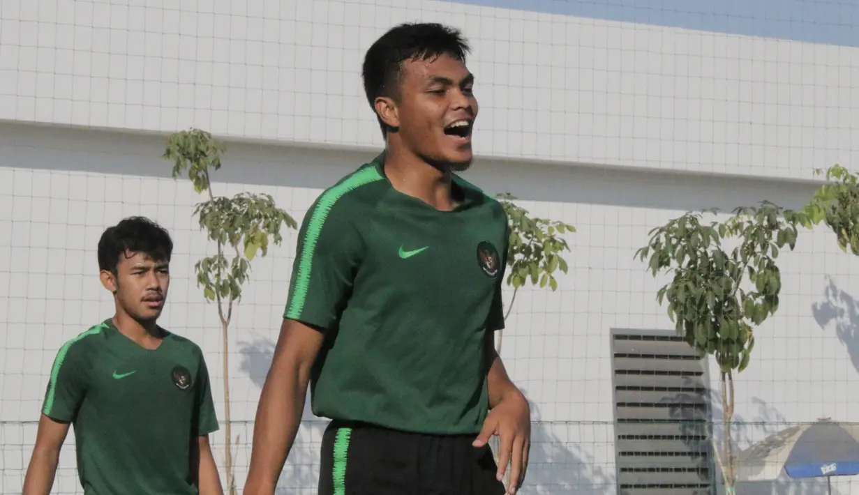 Pemain Timnas Indonesia U-22, Rachmat Irianto, tertawa saat latihan di Lapangan AUPP, Phnom Penh, Selasa (19/2). Latihan ini persiapan jelang laga Piala AFF U-22 melawan Malaysia. (Bola.com/Zulfirdaus Harahap)