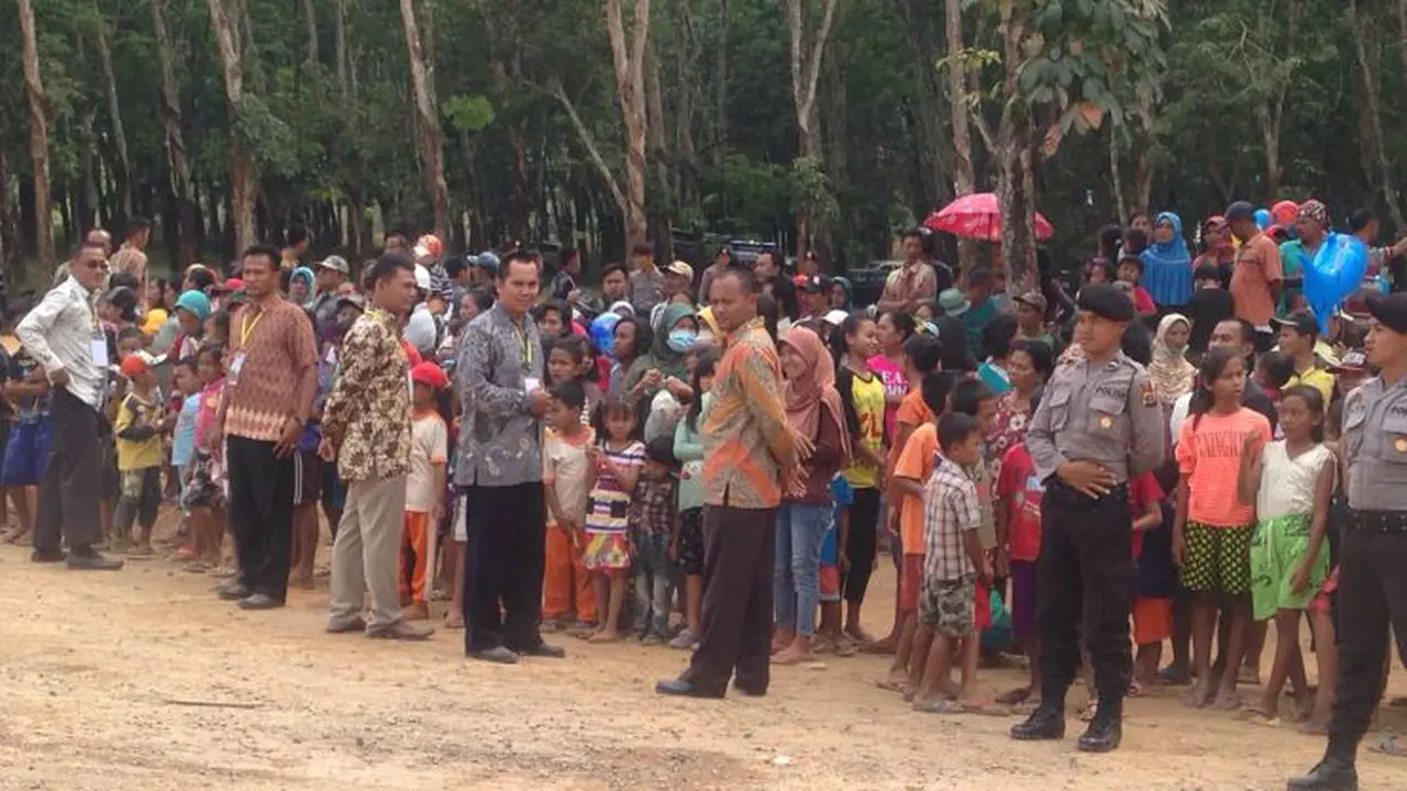 Warga Lampung sedang menunggu kedatangan Presiden Joko Widodo.
